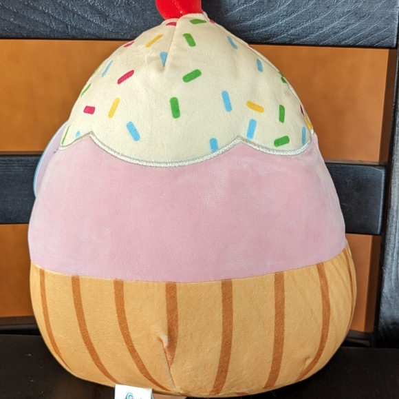 Squishmallow BNWT Clara the Cupcake 🧁 8" - Picture 3 of 3
